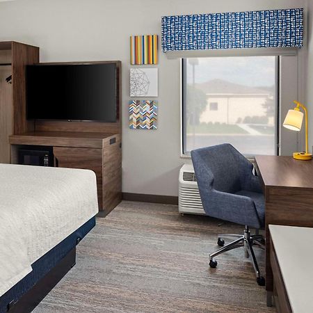 Hampton Inn Fairmont Kültér fotó