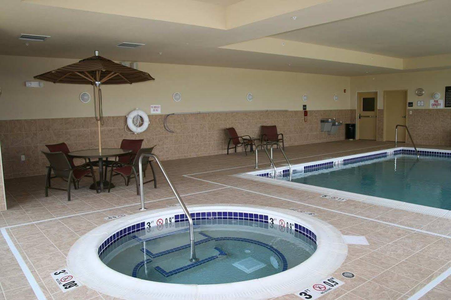 Hampton Inn Fairmont Kültér fotó