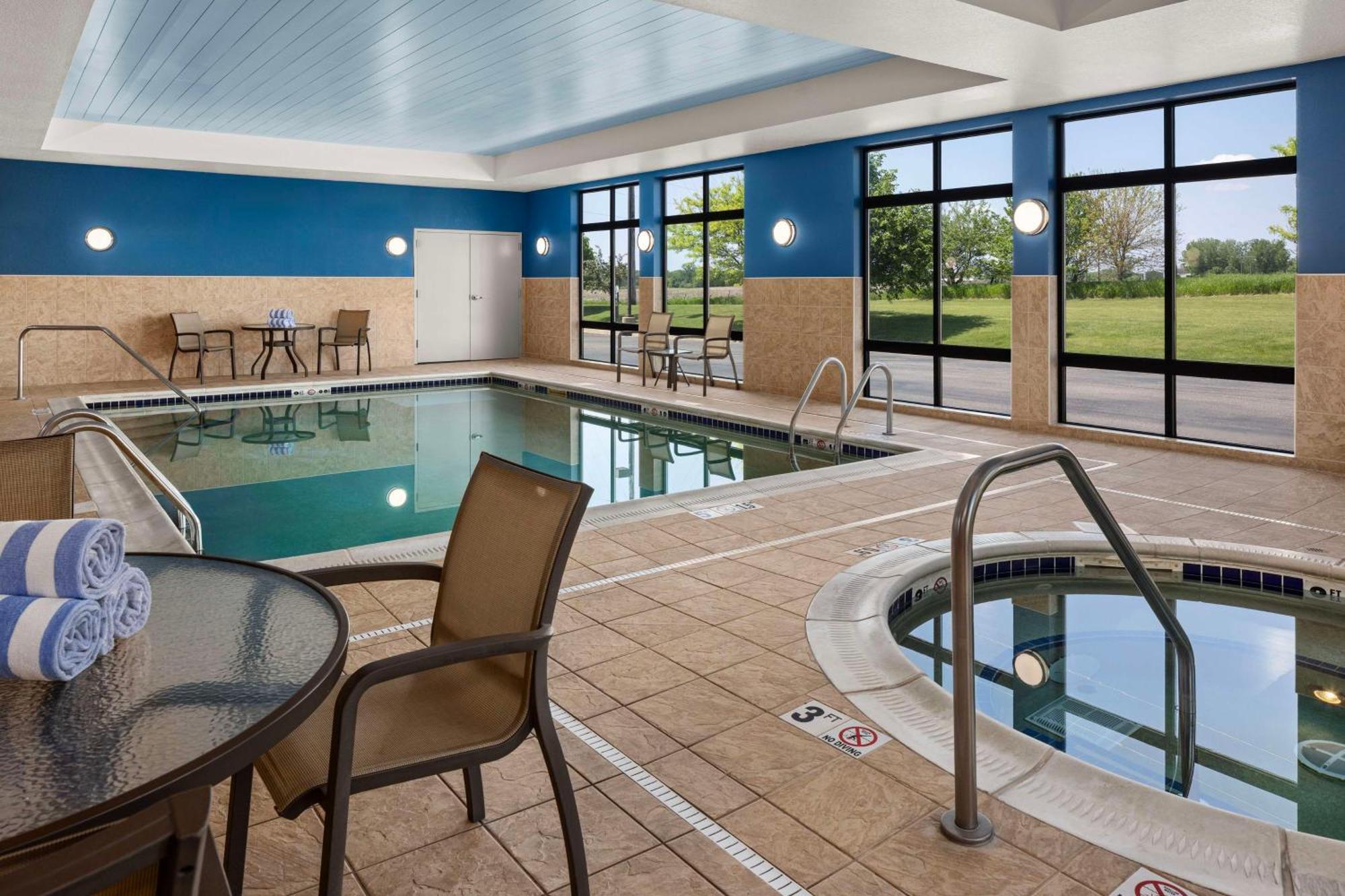 Hampton Inn Fairmont Kültér fotó