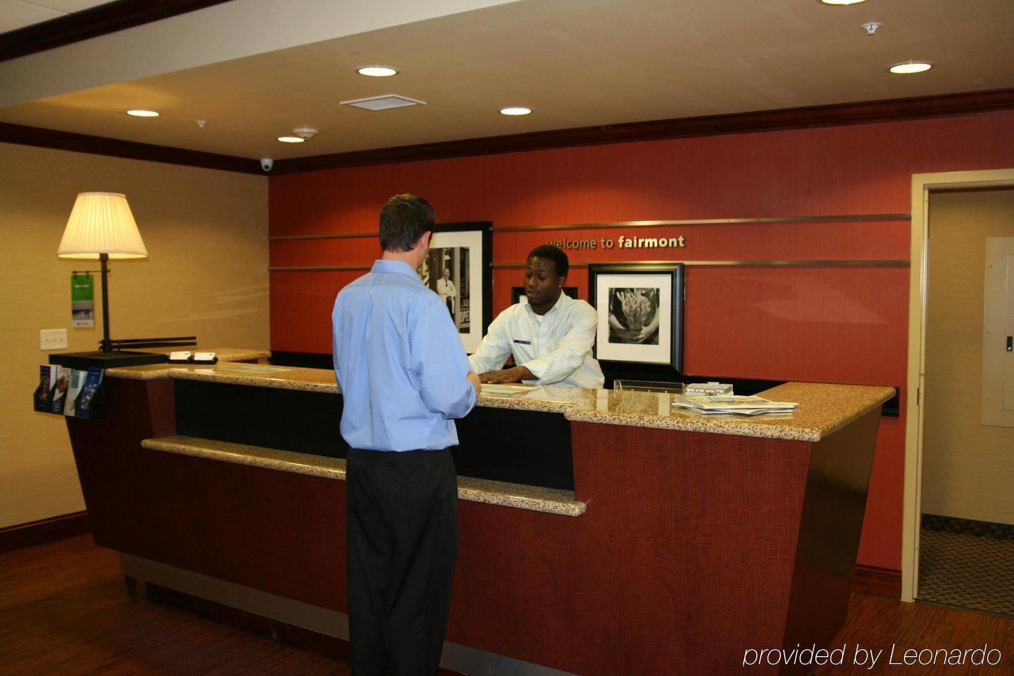 Hampton Inn Fairmont Beltér fotó