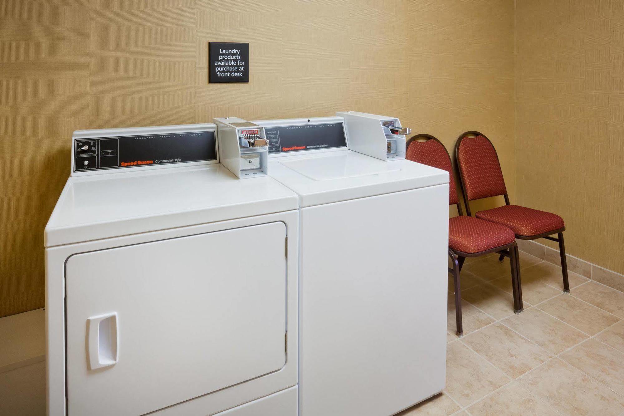 Hampton Inn Fairmont Kültér fotó